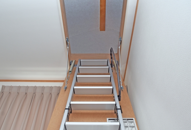 屋根裏のメリ 遺品整理や実家の片付けで大変な「屋根裏」「ロフト」に今すぐ取り組む